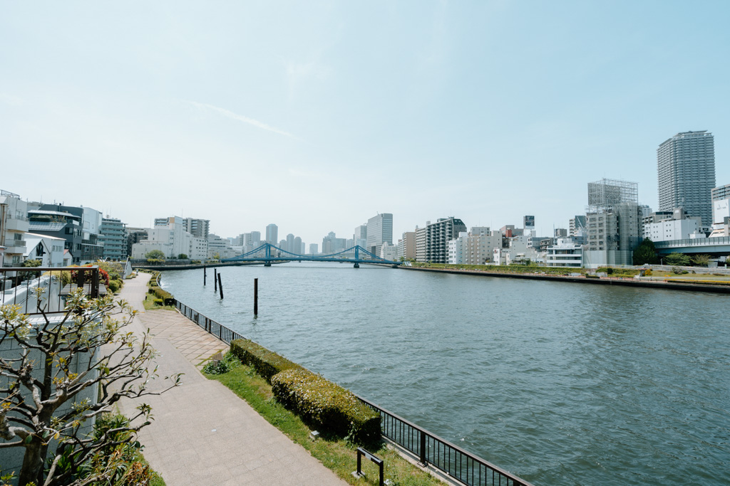 隅田川テラスと呼ばれる遊歩道もあるので、天気がいい日には川沿いをのんびり歩いてみてください。