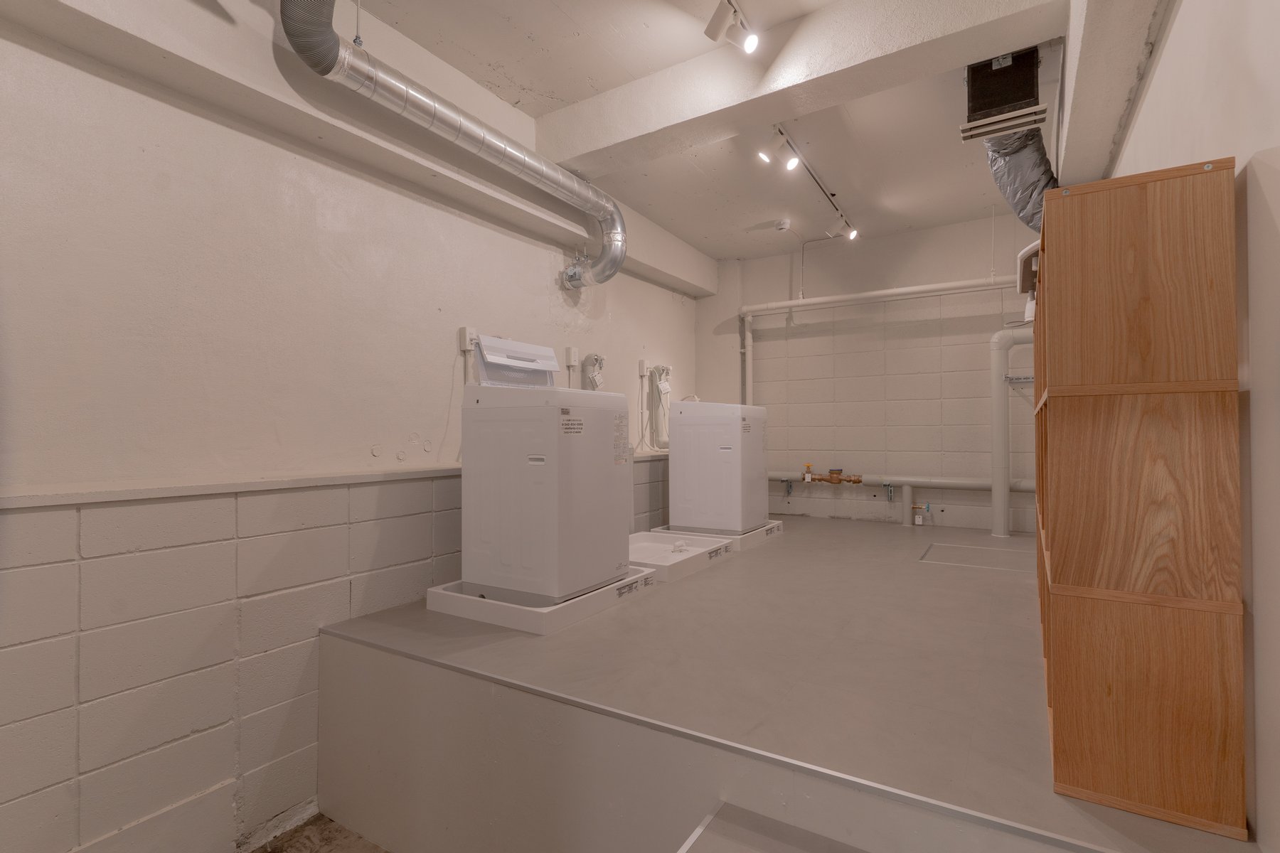 地下1階に無料で使える洗濯機、有料の乾燥機のあるランドリーコーナーも。