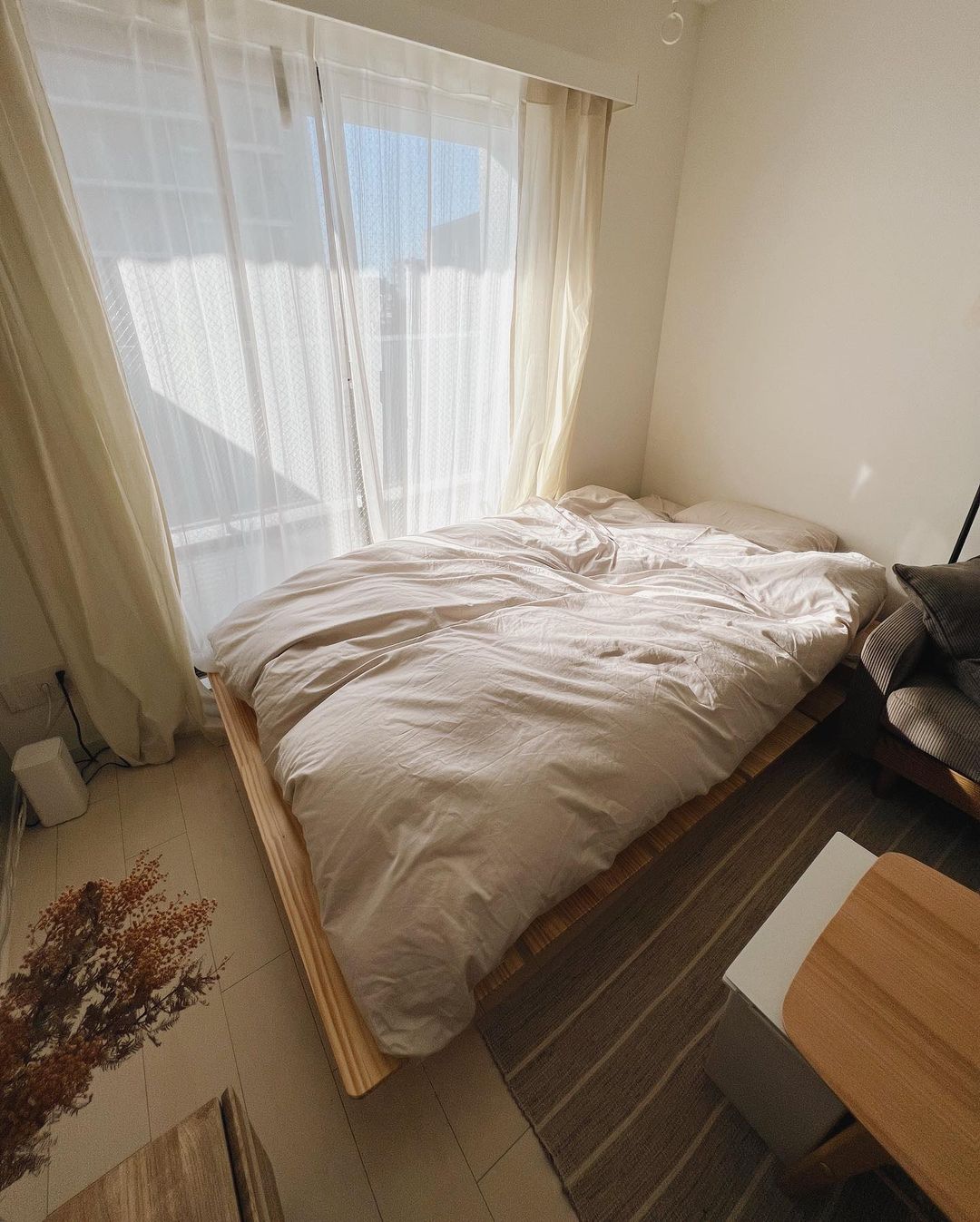 一人暮らしの1K・ワンルームでは一番大きく場所をとるベッド。「なるべく低いものを」と選ばれている方が多いです。こちらはLOWYAのもの。（このお部屋はこちら）