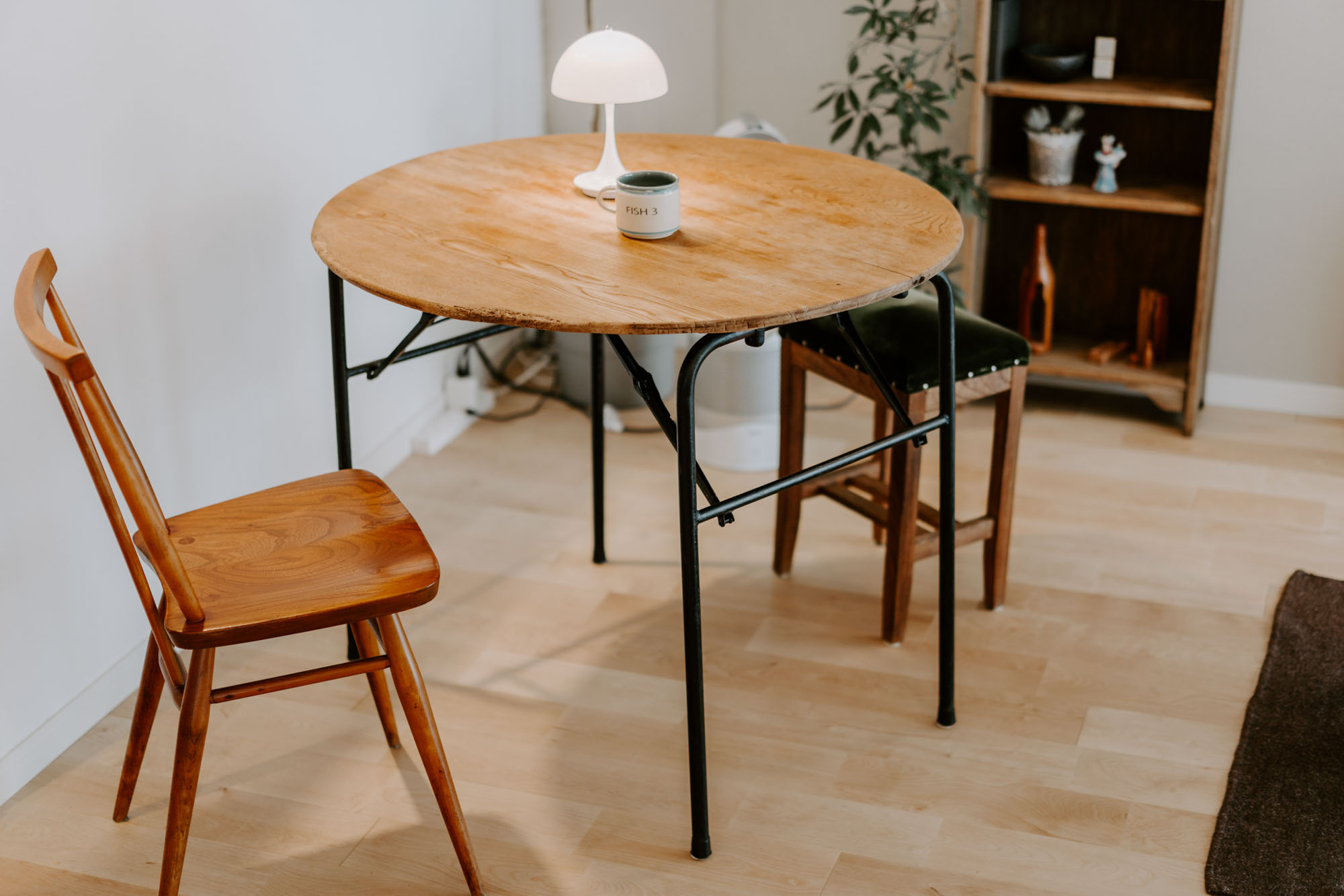 折りたたみもできるというダイニングテーブルは、栃木の「scales apartment」で購入。