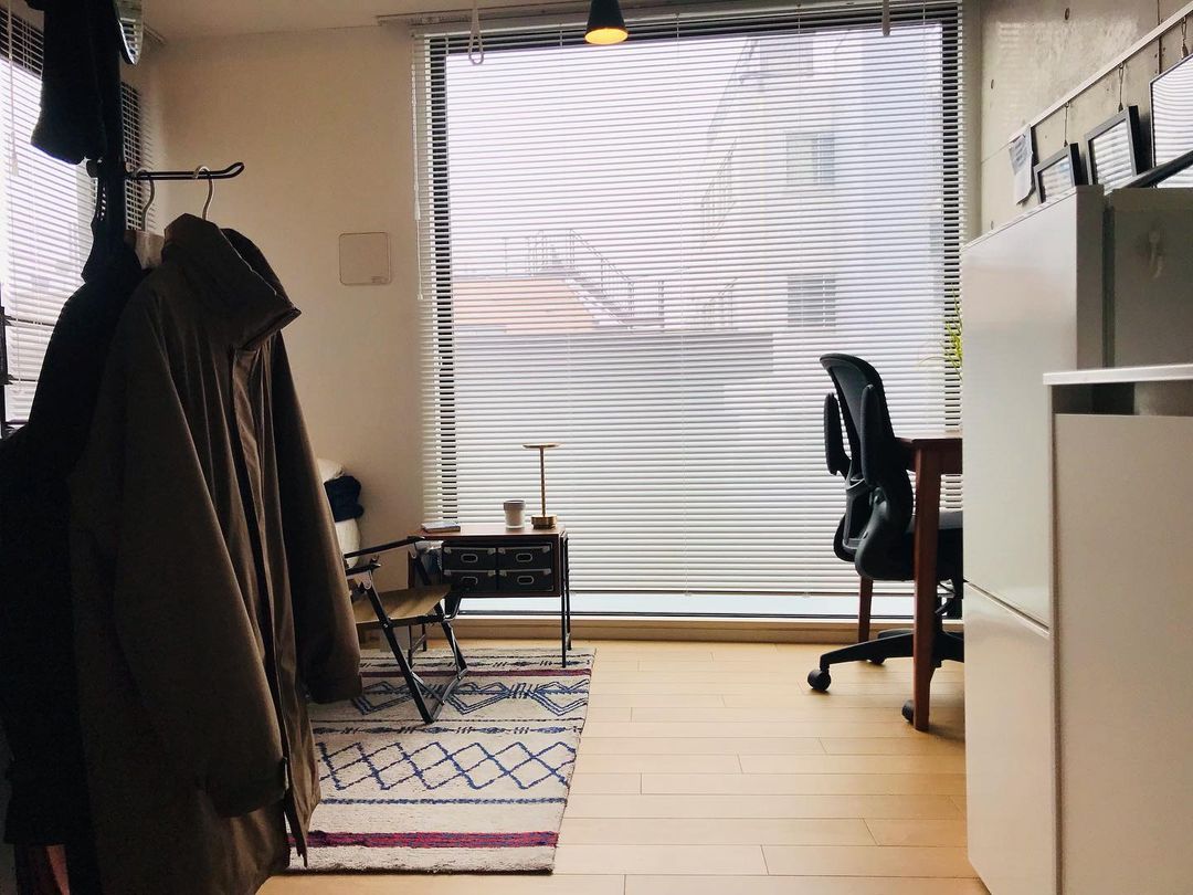 wataruさんが一人暮らしをしていらっしゃるのは、キッチンを含めて6畳ほどのワンルーム。左側には無印良品のスモールベッドを置き、右側に家具のラインを揃えて配置。すっきりと広く見える空間をつくられています。