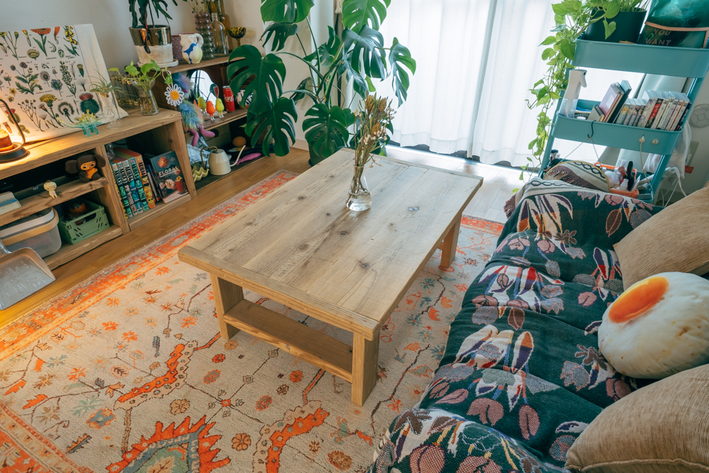 WOODPROの足場材古材を使ったローテーブルは、自然な風合いが北欧ヴィンテージインテリアにもよくマッチします。（このお部屋はこちら）
