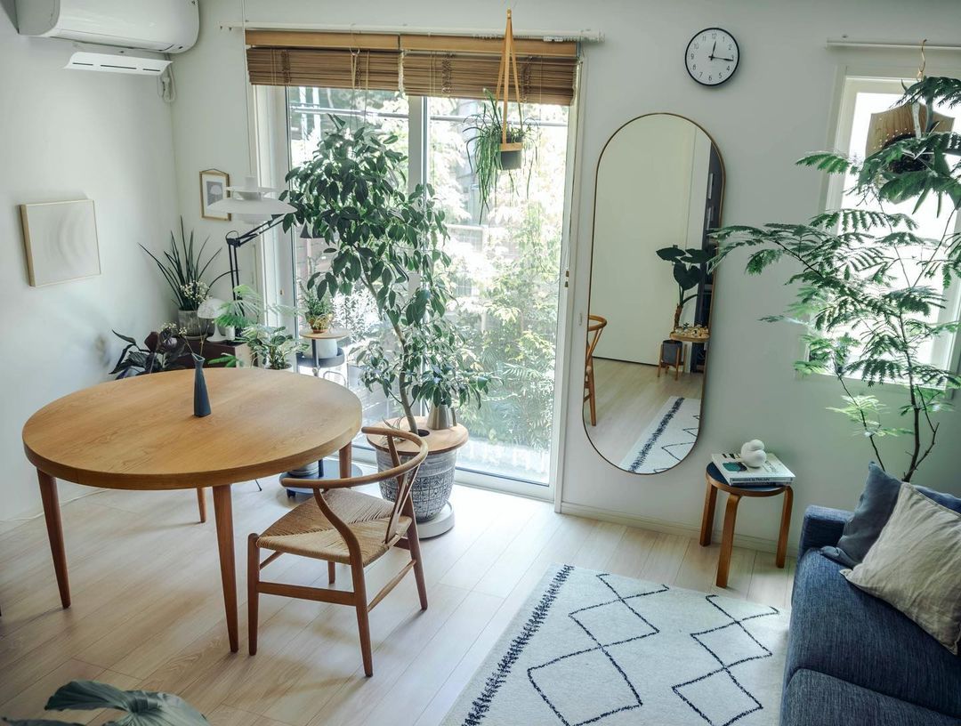 たくさんの植物とナチュラルな家具でまとめる2LDK、北欧ヴィンテージ×グリーンの1LDKなど、6月の「インテリア実例」まとめ読み | goodroom  journal