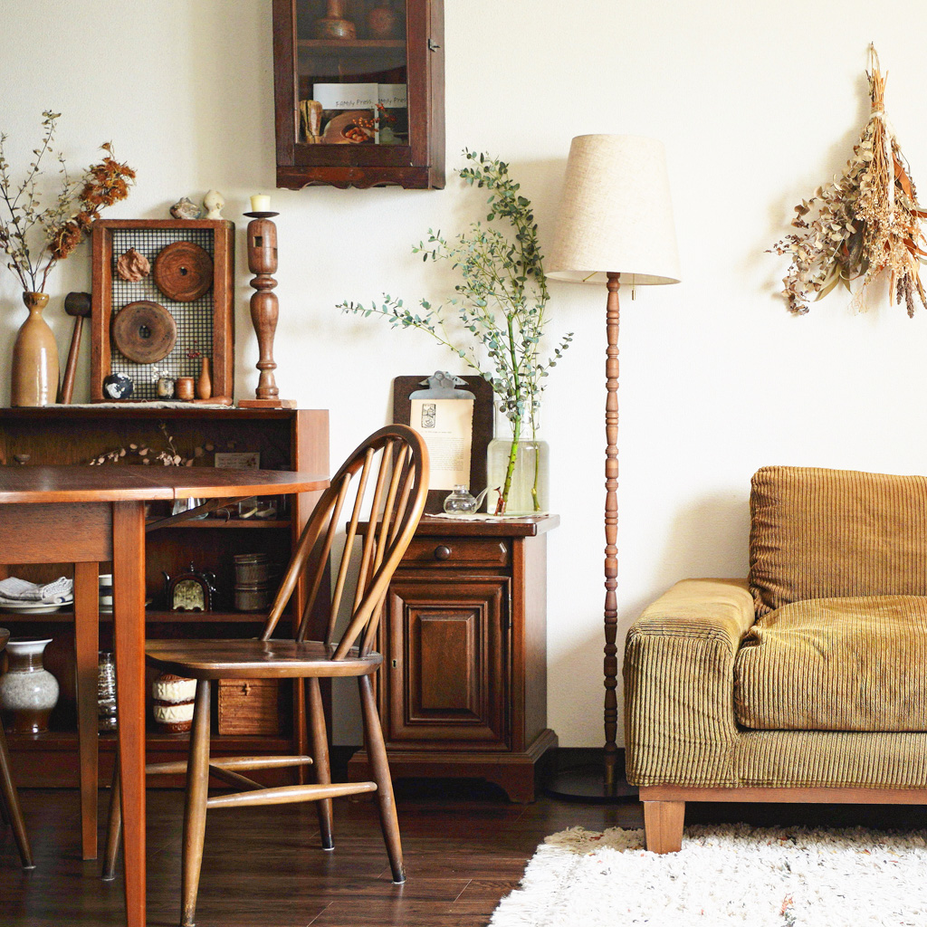 無垢材を使用した、温かな家具。古道具との相性もいいチェアやテーブルなど14選