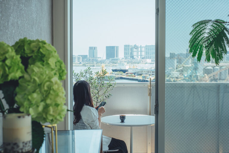 海に浮かぶギャラリーのようなお部屋。50㎡・1LDKの二人暮らしインテリア | goodroom journal