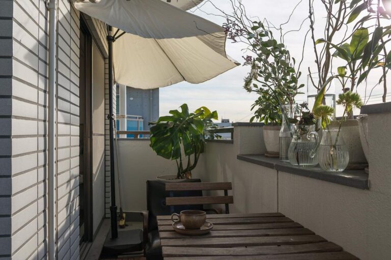 おしゃれに住む人の、ベランダ実例10選。小さな空間を緑あふれるリラックススペースに | goodroom journal