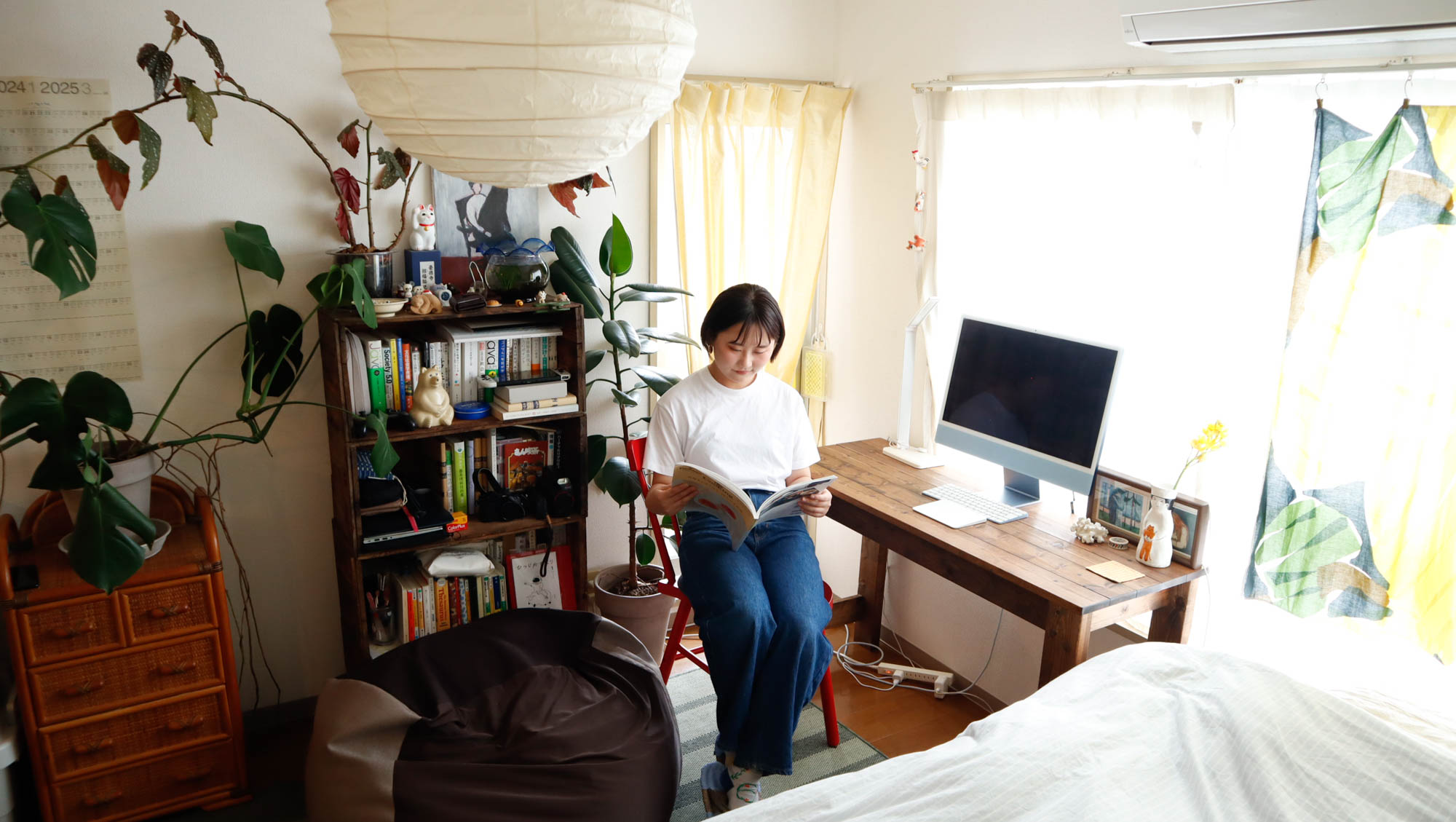 レトロな家具と、気分の上がる本棚のある暮らし。20㎡・一人暮らしのワンルームインテリア