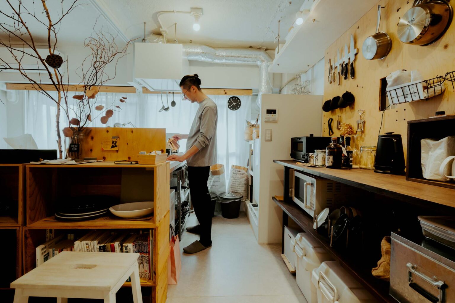 築50年超、MUJI×URのリノベーション団地。DIYで収納を整え使いこなす、二人暮らしの1LDKインテリア | goodroom journal
