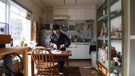 築50年、レトロな部屋で、喫茶店のような時間を楽しむ。一人暮らしの1DKインテリア