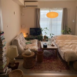 光と植物の映える白い部屋で、好きなものに囲まれ暮らす。一人暮らしの1LDKインテリア