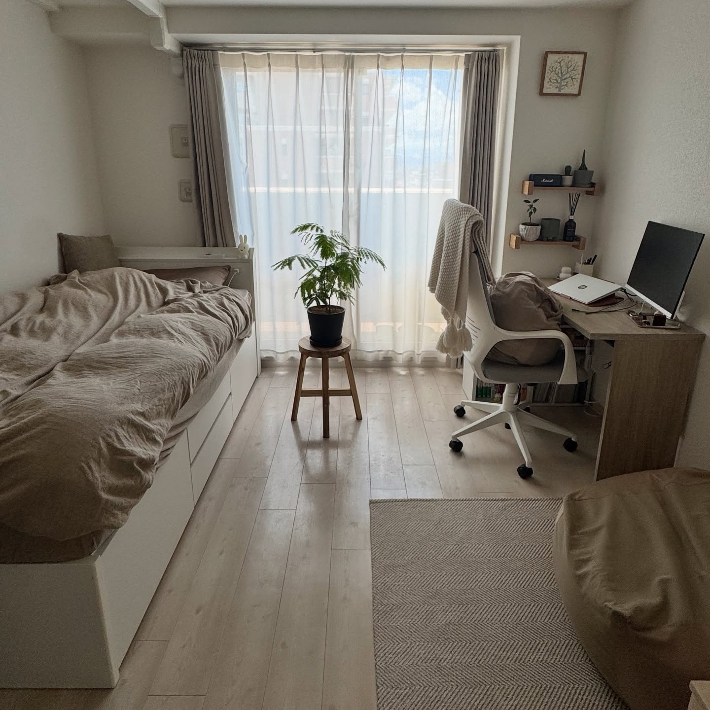 濃淡のベージュでまとめるカフェラテ色のお部屋。8畳・一人暮らしのインテリア