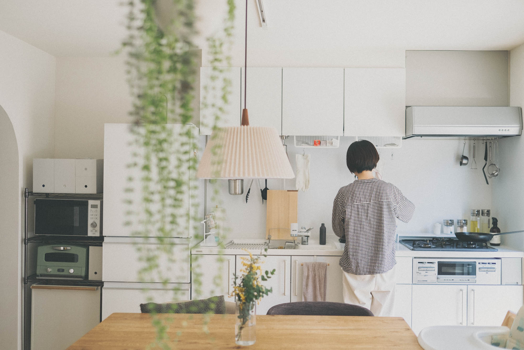 シンプルに暮らす人の「ゴミ箱の工夫」8選。すっきり見せて整う部屋に