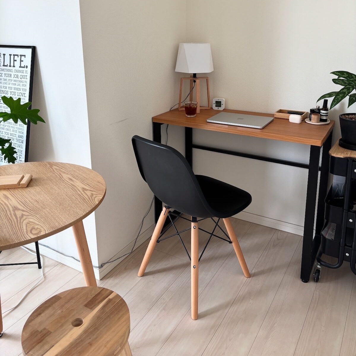 6.4畳で暮らすシンプリストの「お金をかけすぎないインテリアのルール」。小さな部屋に小物と植物をプラス