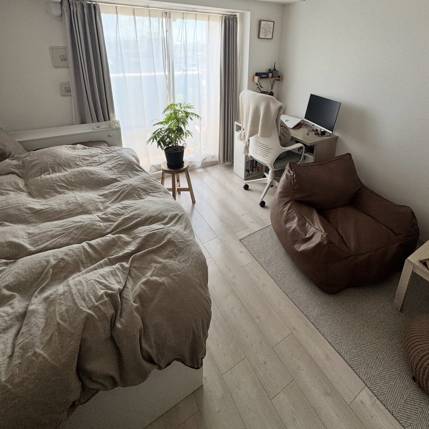 濃淡のベージュでまとめる8畳など。10月のインテリア実例まとめ読み