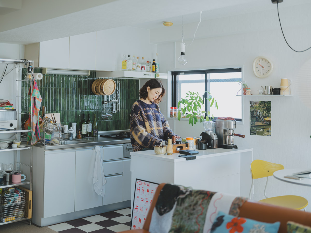 香りと音楽。自分の「好き」を五感で楽しむ、築35年、一人暮らしの2LDKインテリア