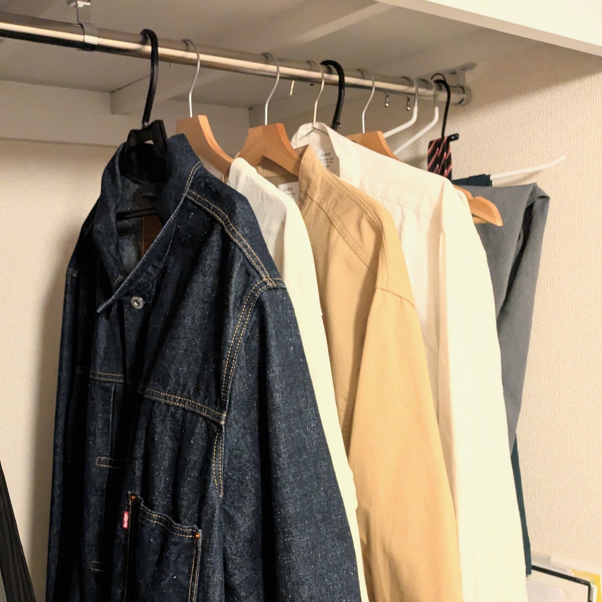 コリビングで暮らす30代フリーランスの服を増やしすぎないコツ。「足りなくなってから」買い足す