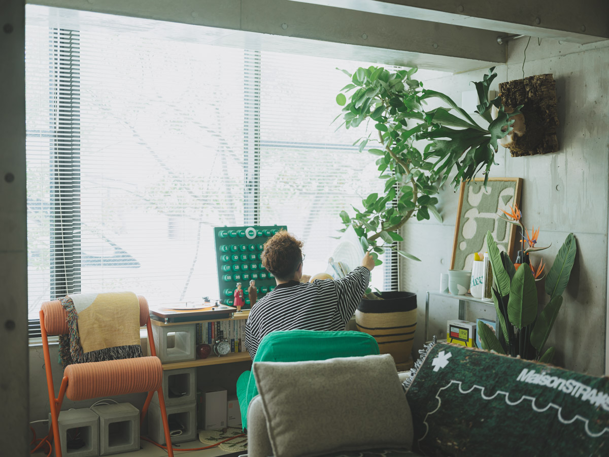 コンクリートの冷たさと植物の温かさが共存する。一人暮らしの2LDKインテリア