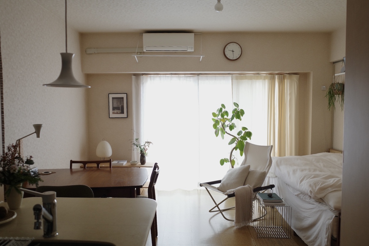 素材ミックスでつくる、シンプルで穏やかな部屋。一人暮らしの1Kインテリア