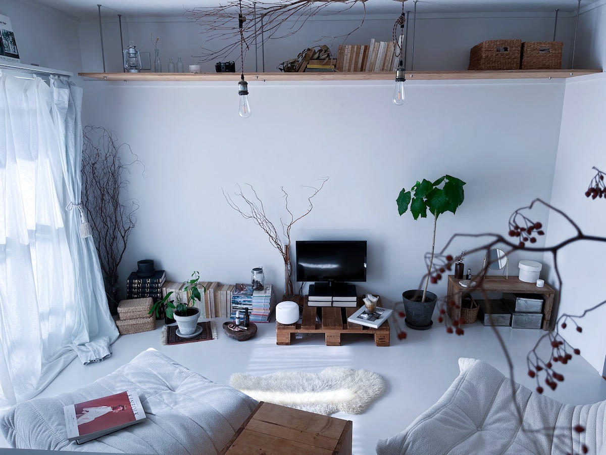 リノベ団地で暮らすシンプリストの「お金をかけすぎないインテリアのルール」。値段を理由に買わず、とことん探す