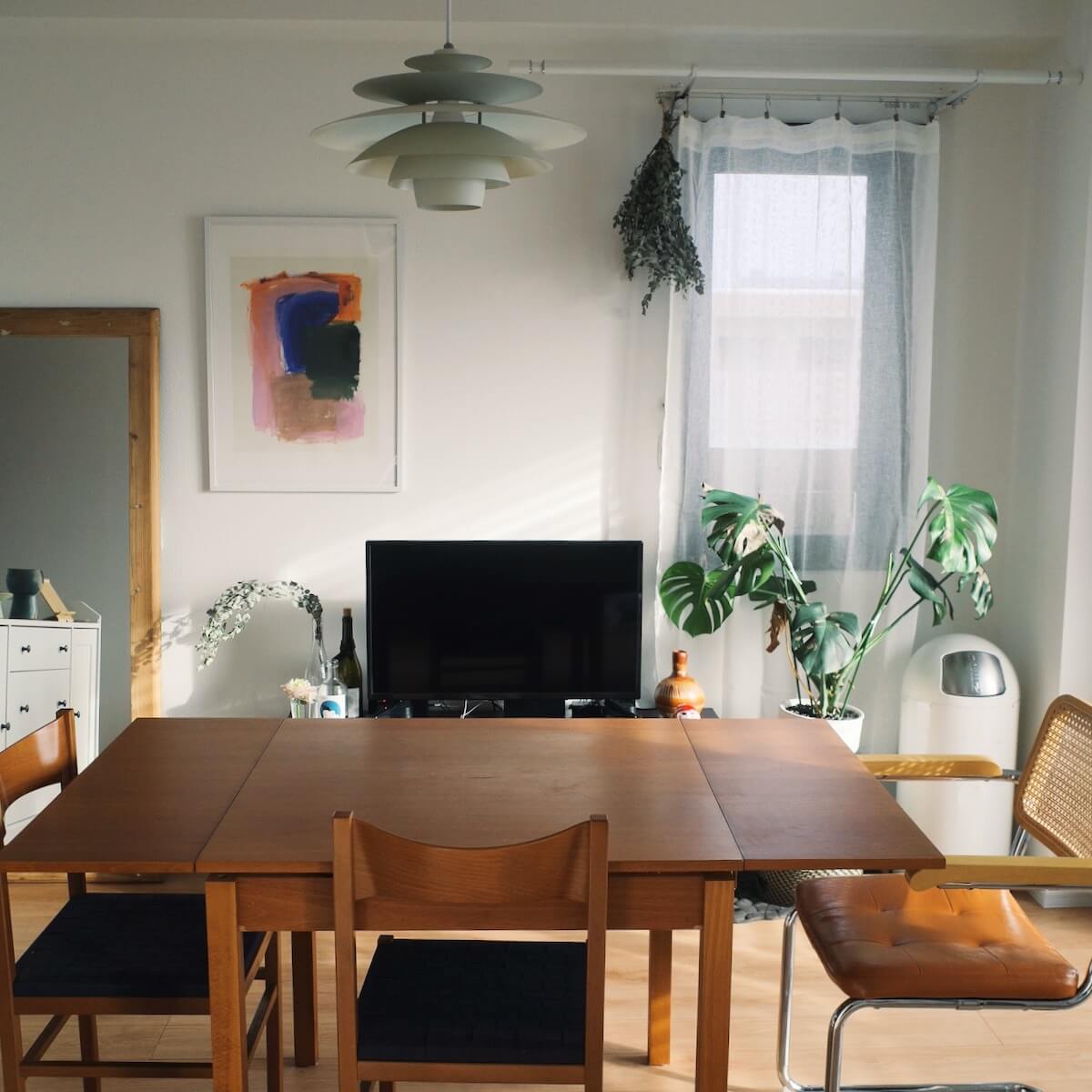 北欧の雰囲気ですっきりまとめるリビング。二人暮らしの2LDKインテリア