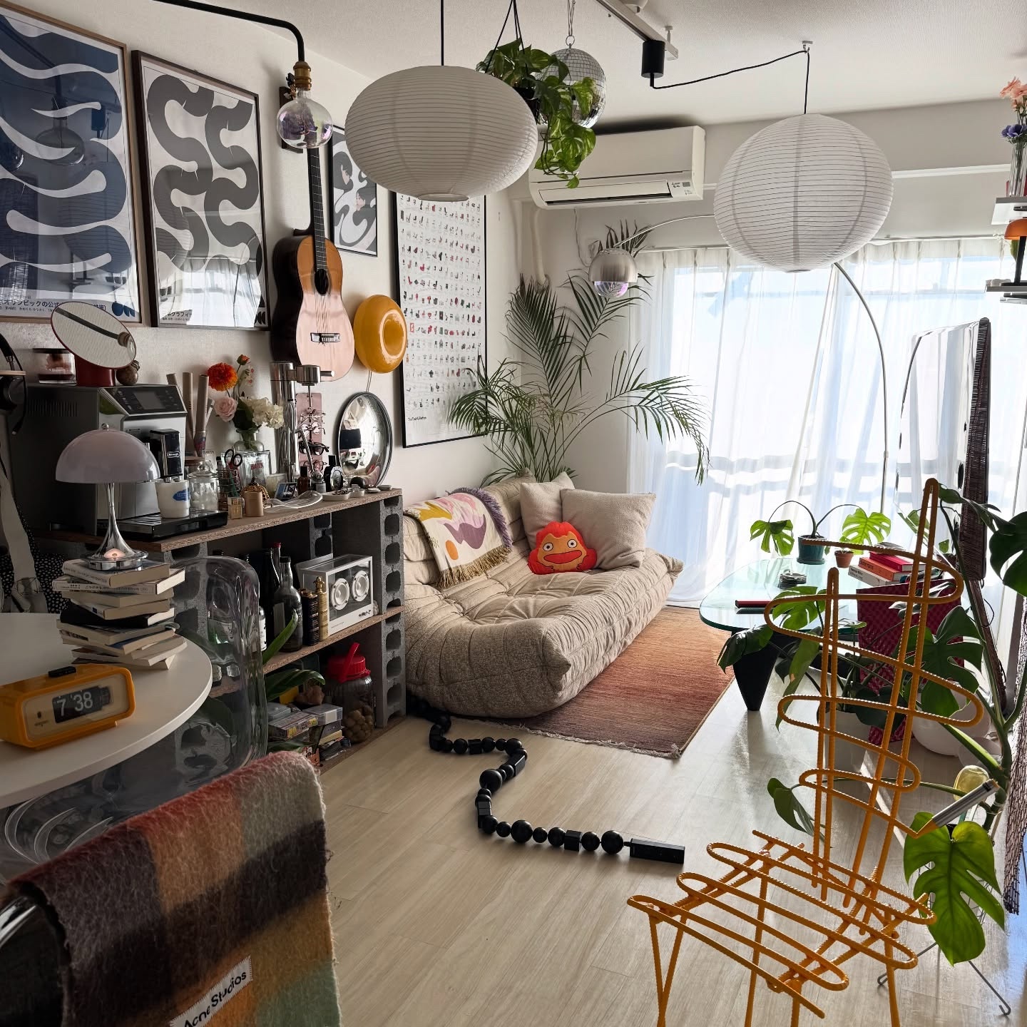 築48年、暖色をアクセントにミックススタイルでまとめる一人暮らしの2LDKインテリア