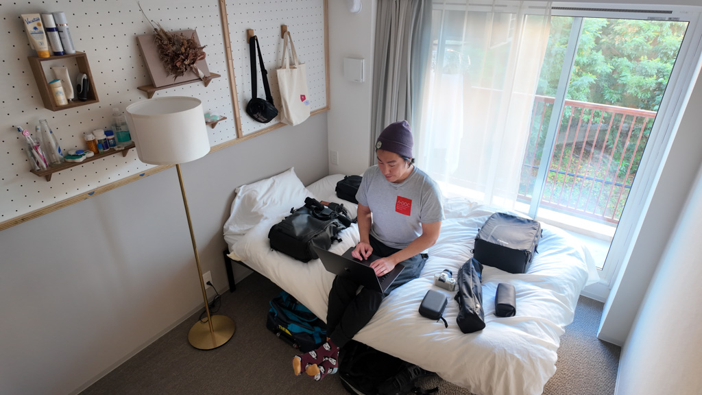 「転々とする暮らし」をやめて「拠点を持つ」。世界を旅する映画監督、東京のコリビングで日本暮らしを試す