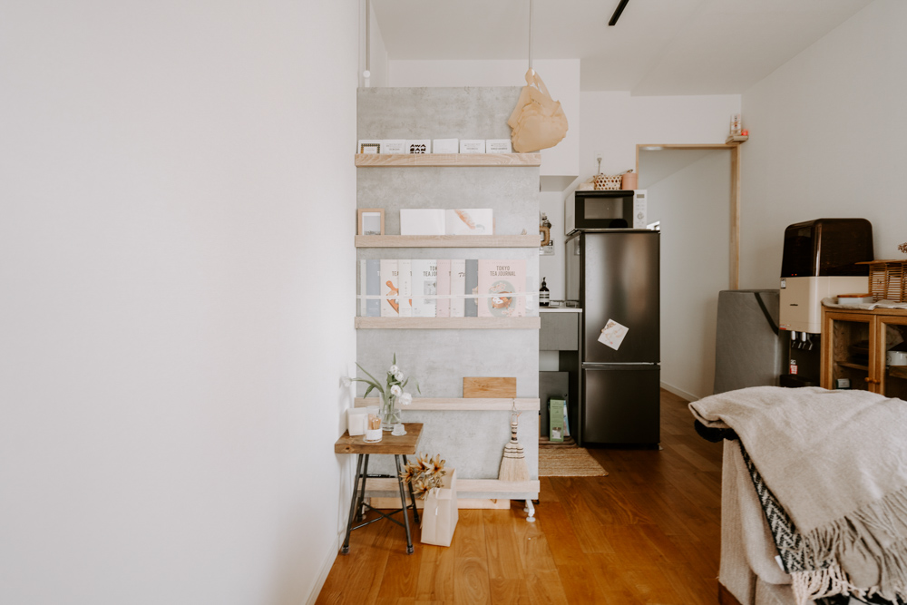狭い部屋を整える。薄型シェルフ、すきまラックなど収納アイテム9選