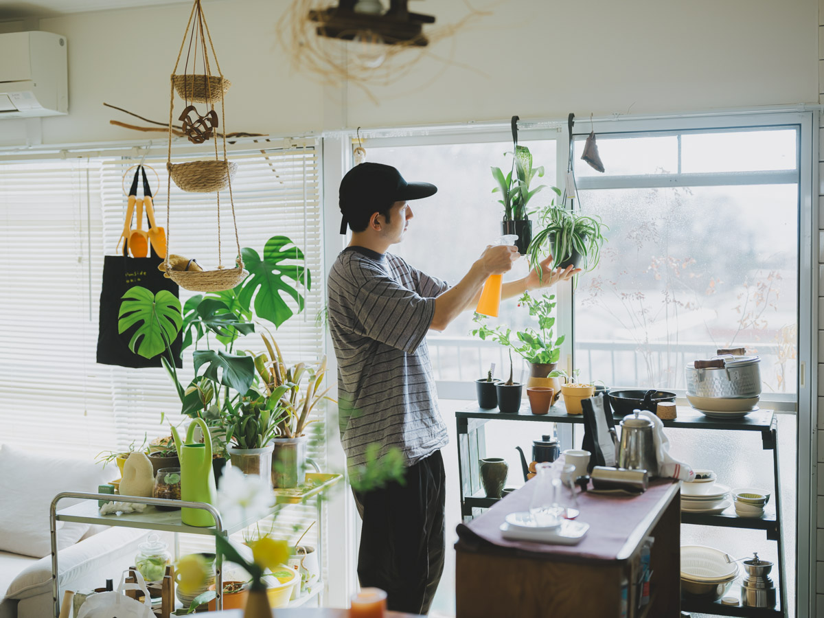 築50年のアパートで「無理をしない」地方移住、ミニマルに暮らす16㎡ワンルームなど。3月の暮らしまとめ読み
