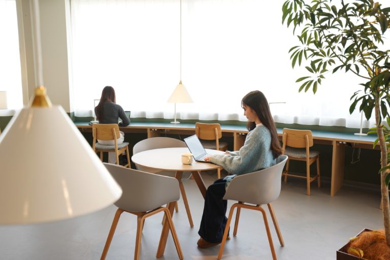 リビングでリモートワーク。おしゃれな人のワークスペースレイアウト9選 | goodroom journal