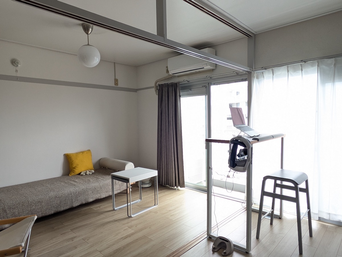 団地で暮らすミニマリストの「集中できるスペース」のつくり方。余計なものを視界に入れない