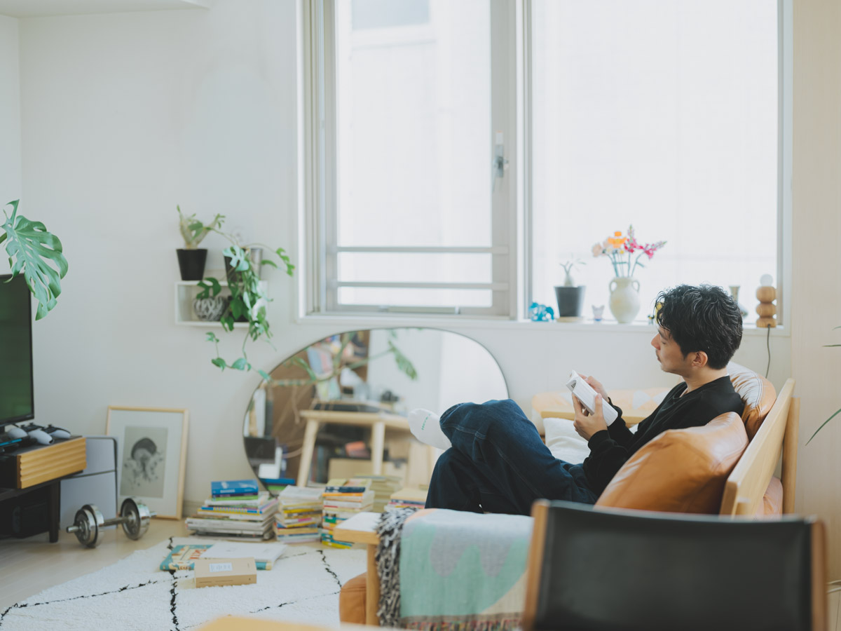 あえて完成度を求めすぎず「雑多な心地よさ」を楽しむ1LDK。一人暮らしのインテリア