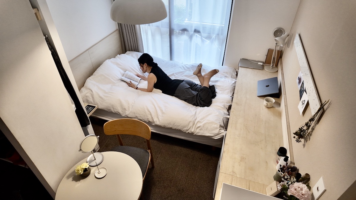 デジタルノマドに憧れて選んだコリビング。新卒フリーランスがスーツケースひとつで上京できた理由