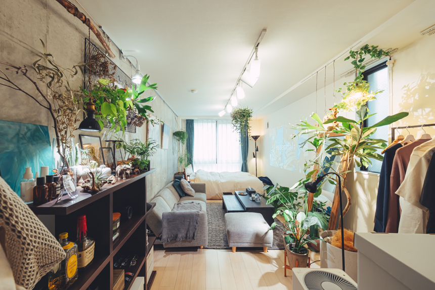 センスがいい人の「植物と暮らす」インテリア実例6選。緑を取り入れて心地よい部屋をつくる工夫