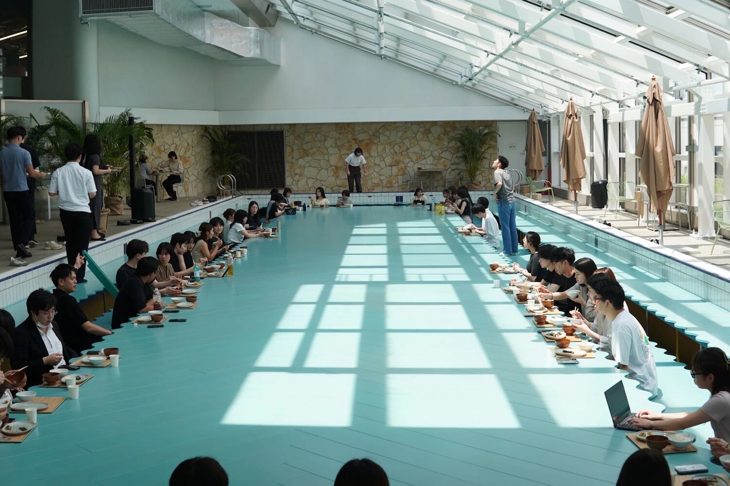25mプールをリノベして社員食堂に!? goodroom 新オフィスに誕生した「空のふた」、誕生秘話と今後の展開を聞きました