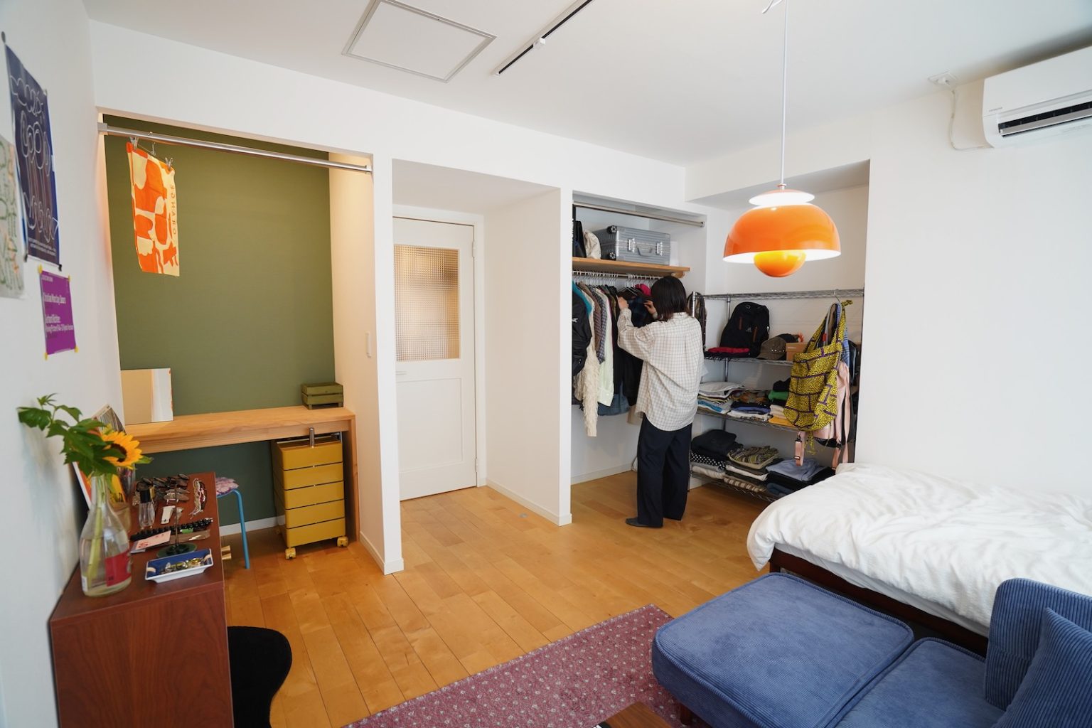 お気に入りの服を飾って暮らす。服好き6人のお部屋をのぞいてみました