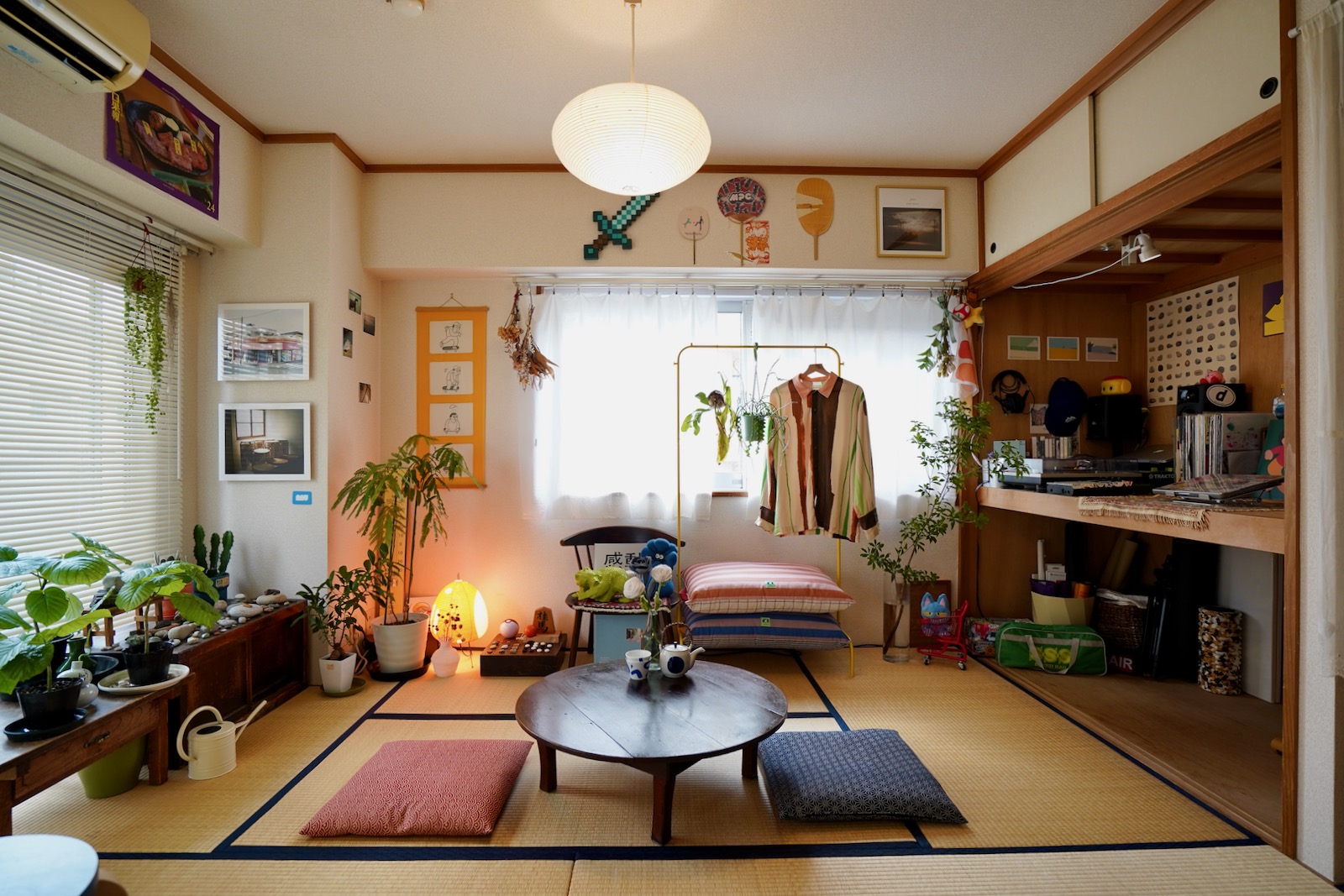 キャラクターアイテムと上手に共存する部屋。フィギュアやぬいぐるみも、おしゃれに楽しむ飾りかた￼